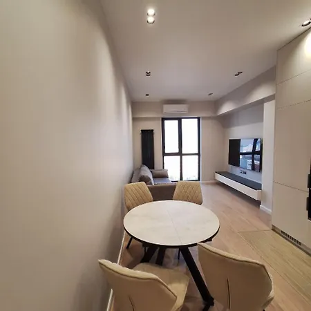 Charming 2-bedroom Near The River In Апартаменты