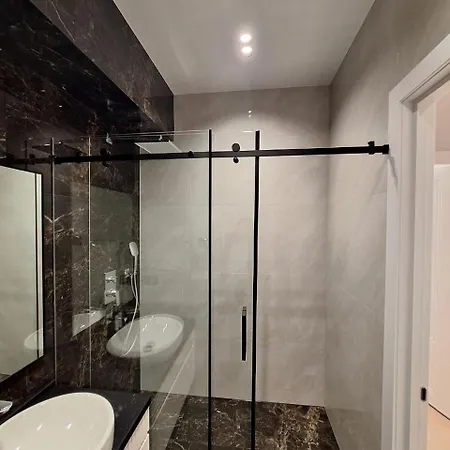 公寓 Charming 2-bedroom Near The River In *